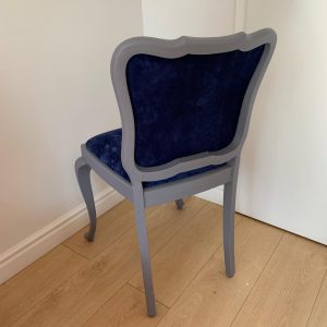 Stylizowane krzesło z tukanem
